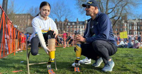 Пробігла 5 км на протезах: 12-річна Яна Степаненко подолала дистанцію Бостонського марафону