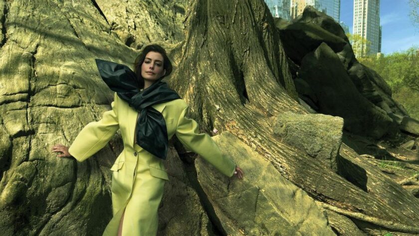 Чарівна Енн Гетевей на обкладинці серпневого Vogue: фото