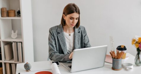 Як жінкам почати вигравати на роботі: досвід, сміливість і стратегія