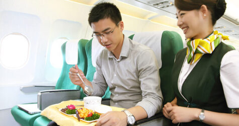 Китайська авіакомпанія запрошує на роботу стюардес середнього віку