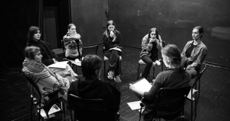 Молодий театр представить виставу «Місячні» — історію про жінок, тіло і виживання під час війни