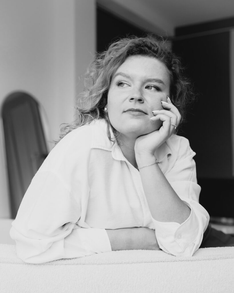 В її обіймах