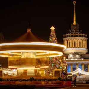 Найбільша ковзанка й Резиденція Санти, масштабні світлові інсталяції та фотозони: де шукати дива на «Зимовій країні» на ВДНГ