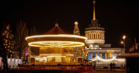 Найбільша ковзанка й Резиденція Санти, масштабні світлові інсталяції та фотозони: де шукати дива на «Зимовій країні» на ВДНГ