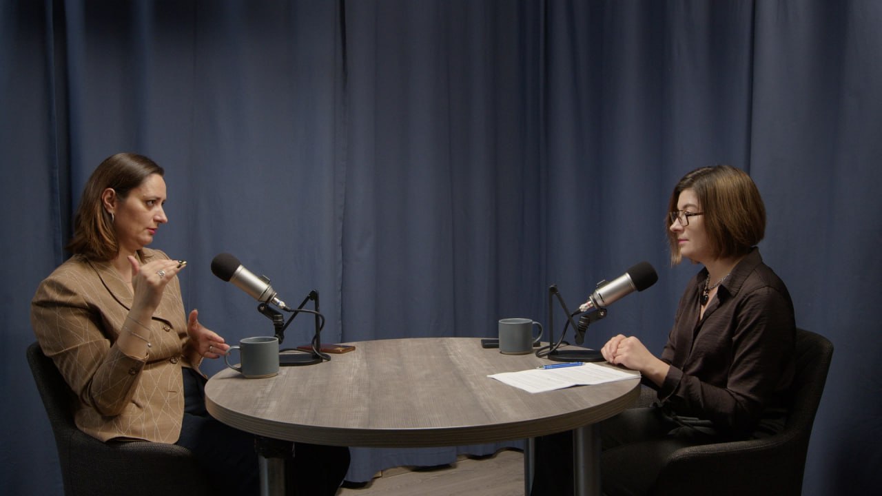 На її плечах