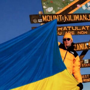 Найбільший синьо-жовтий стяг розгорнули на Кіліманджаро: український альпініст встановив рекорд