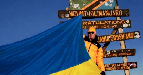 Найбільший синьо-жовтий стяг розгорнули на Кіліманджаро: український альпініст встановив рекорд