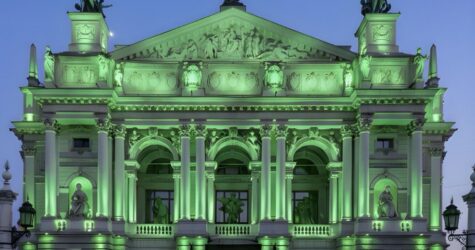 Мавка “засвітила” зеленим світлом впізнавані споруди України