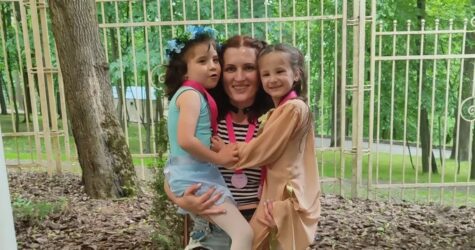Вона не планувала бути мамою, а тепер сама виховує двох дівчат