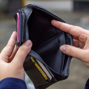 Грошей до зарплати не вистачає 73% українців