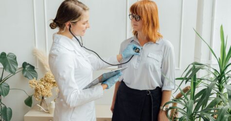 Жіноче здоров’я після 45: чому хвороби у жінок досі діагностують гірше