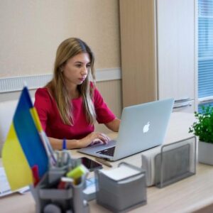 Скільки платять жінкам у сферах, де вони працюють найчастіше