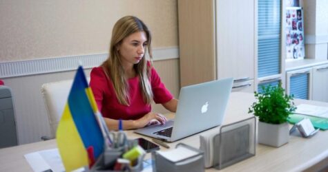 Скільки платять жінкам у сферах, де вони працюють найчастіше
