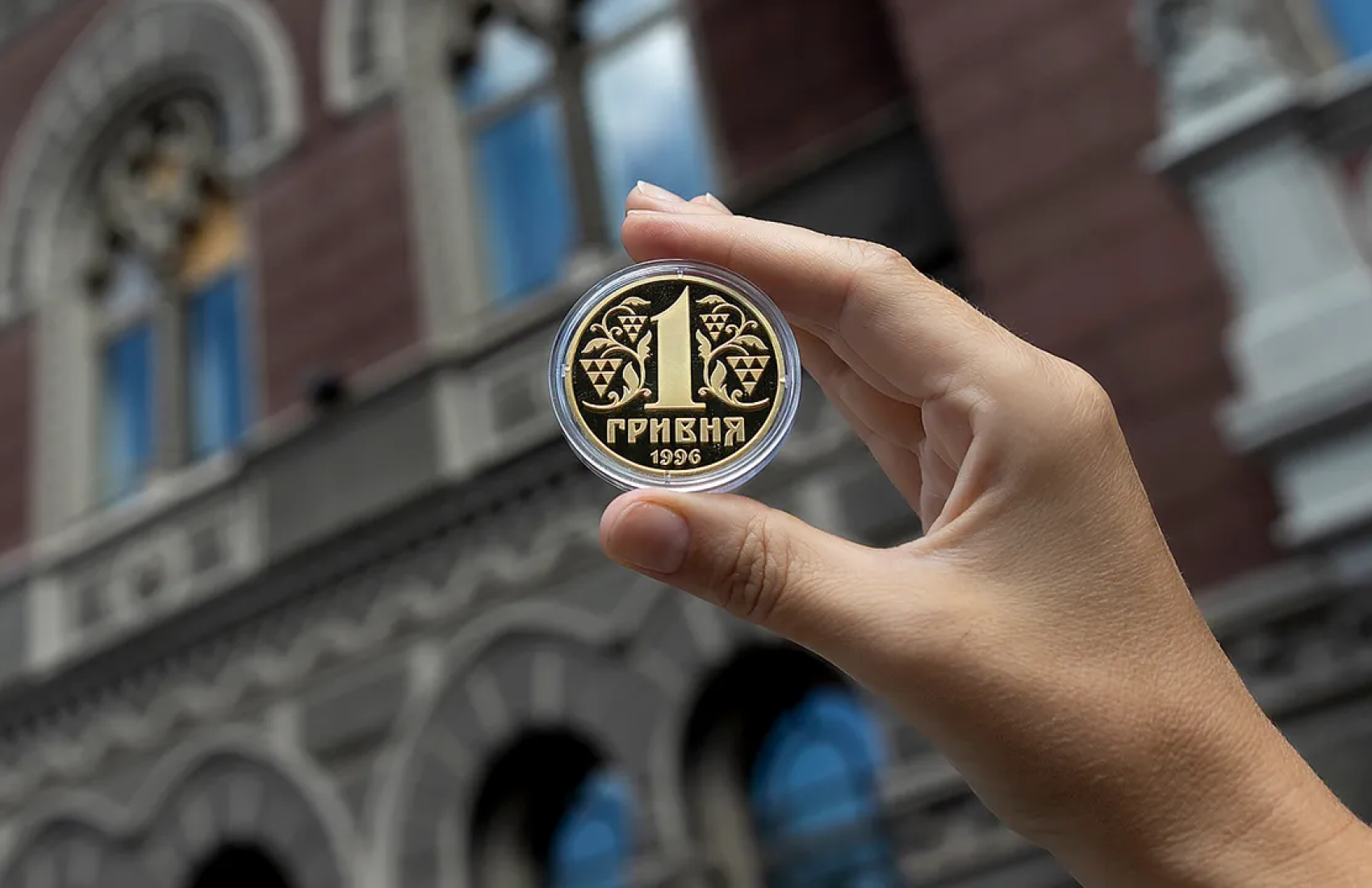 30 років гривні